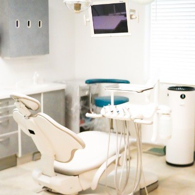 Dental treatment room equipped with cavity detection system